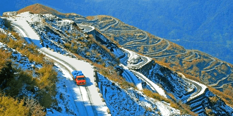 Dangerous road in India