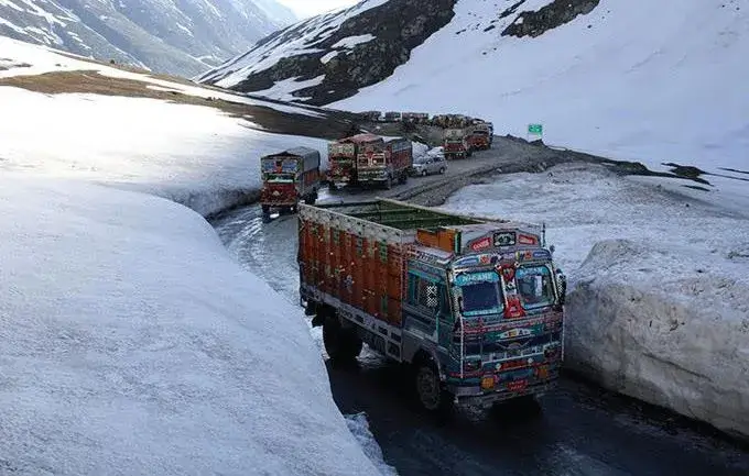 Dangerous road in India